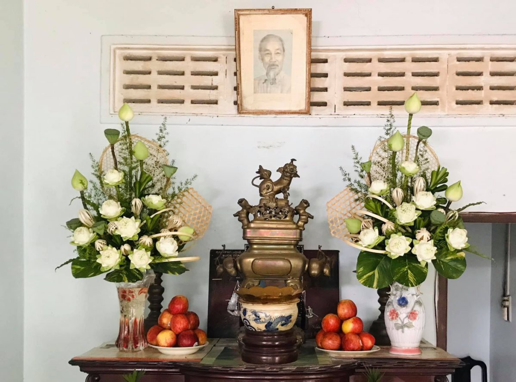 ý nghĩa hoa sen trắng trên bàn thờ phật