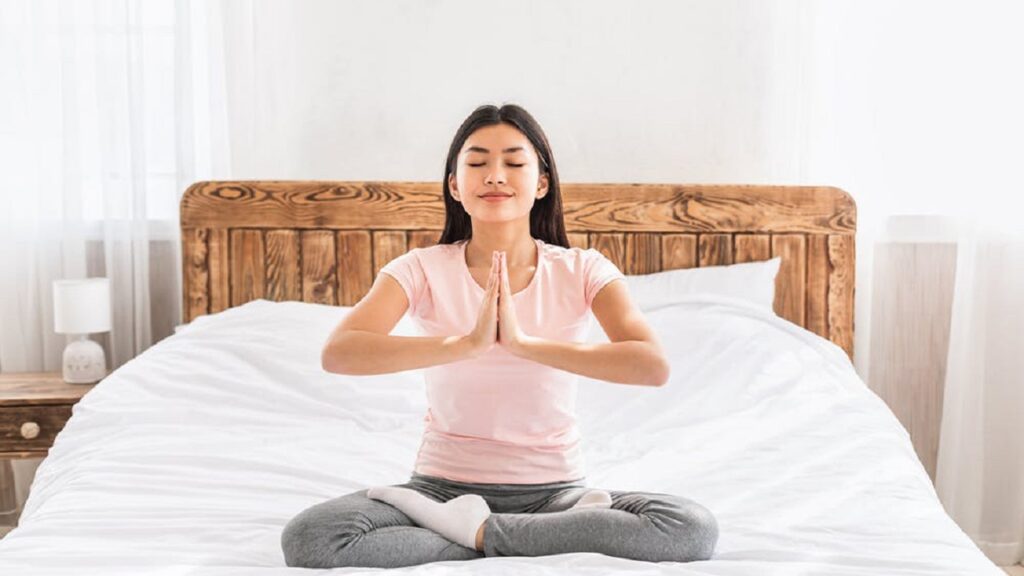 Phương pháp ngồi thiền trước khi ngủ thả lỏng tâm trí ngay trên giường